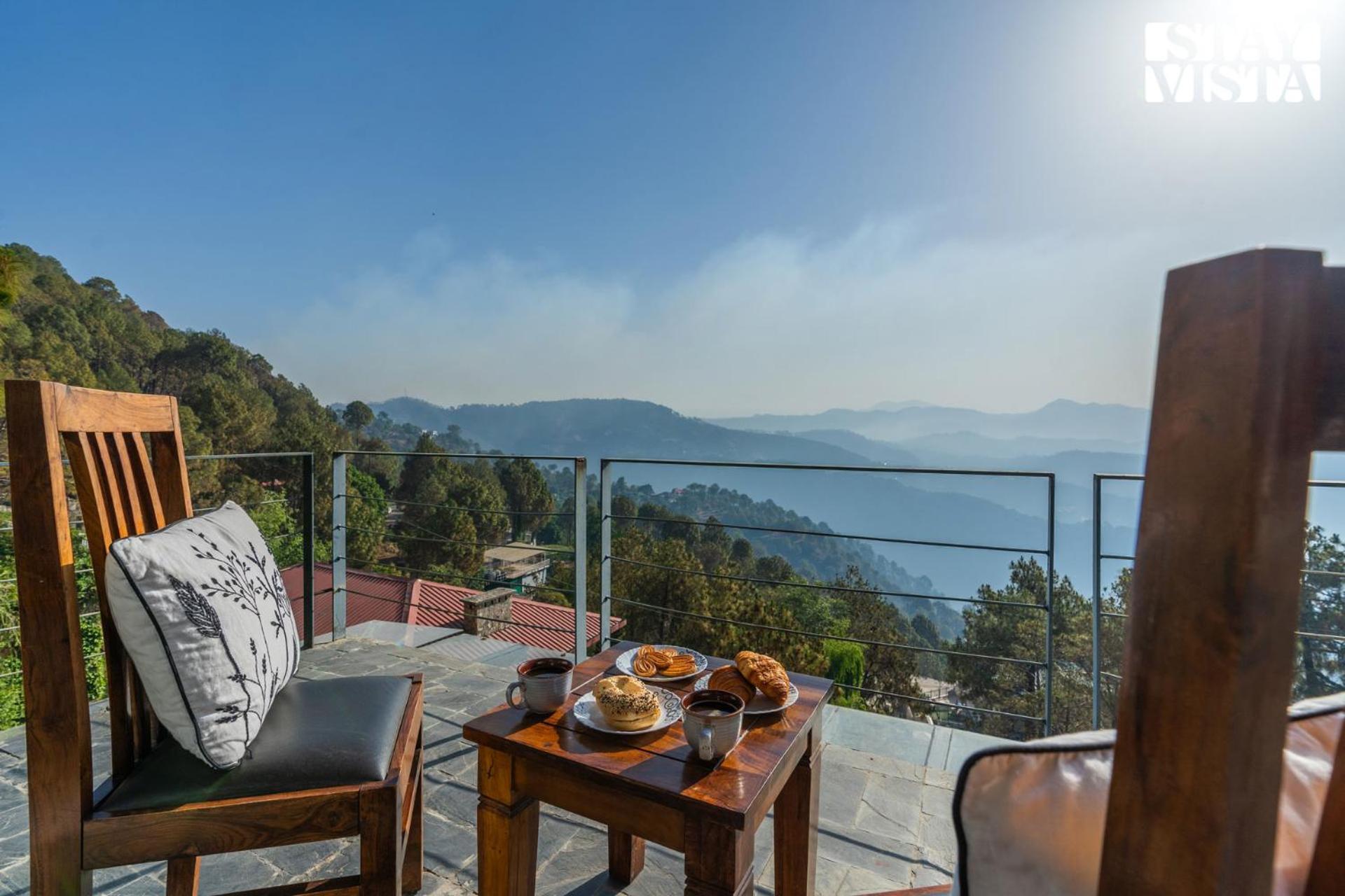 Stayvista At Hillcrest Villa With Valley View, Bonfire And Heater カソーリ エクステリア 写真